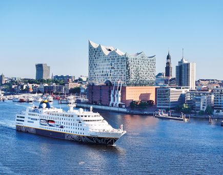 Das Kreuzfahrtschiff MS fährt in Hamburg, die Elbphilharmonie im Hintergrund