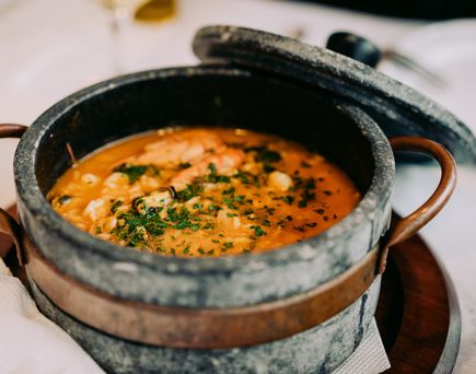 National Essen der Kapverden: Cachupa in einem traditionellen Stein Topf