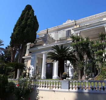 Palast Achileon in Korfu umgeben von Palmen