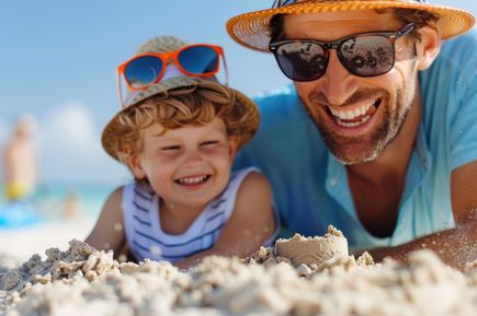 Vater und Sohn am Strand
