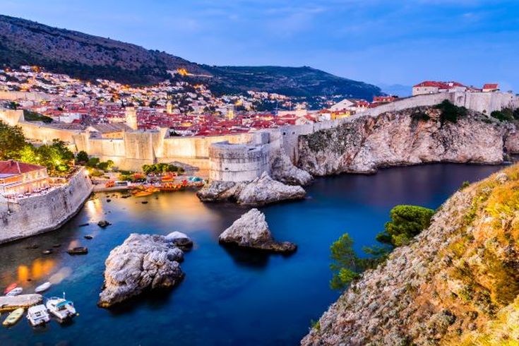 Eine Luftaufnahme der Altstadt von Dubrovnik, Kroatien, bei Sonnenuntergang.