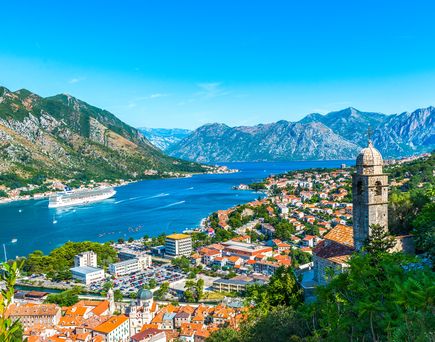 Blick auf die Fjordbucht von Kotor, Montenegro