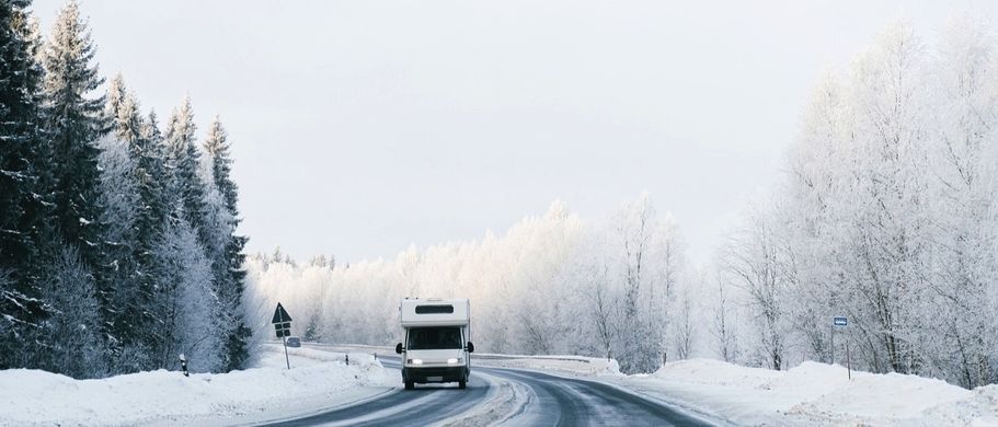 Camper im Schnee, Rovaniemi, Finnland
