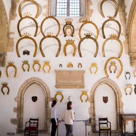 Eine historische Architektur mit Bögen und Verzierungen.