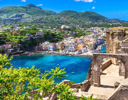 Eine Küstenstadt mit Gebäuden am Wasser und Booten.