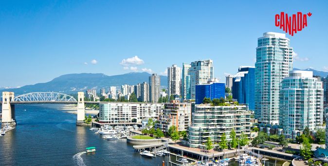 Blick auf die Skyline von Vancouver über das Meer