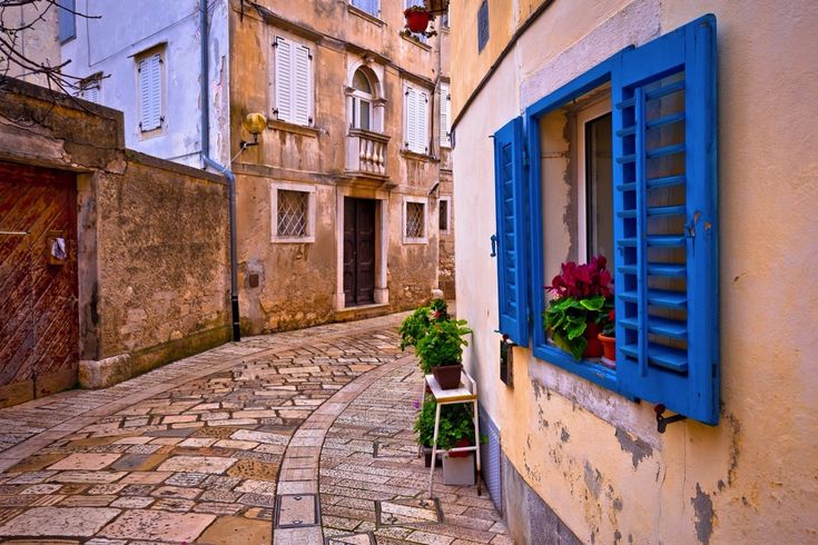 Eine enge Gasse in einer mediterranen Stadt.