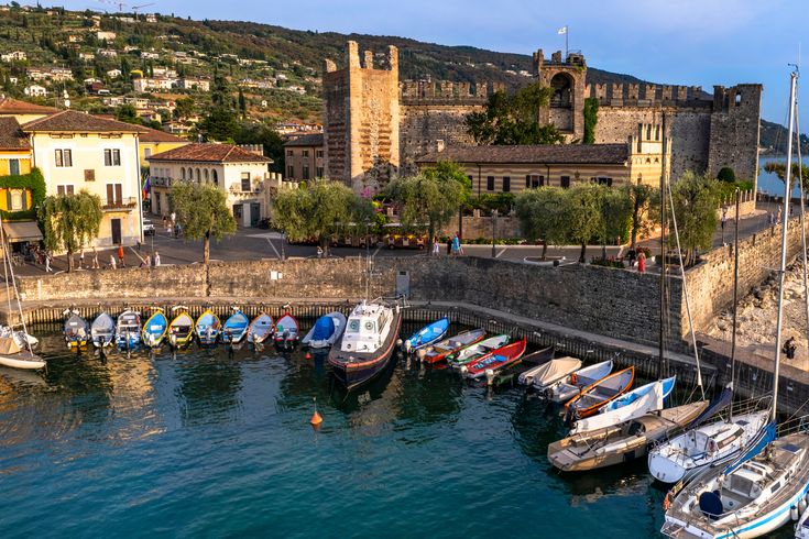 Blick auf Torri del Benaco und dem See.