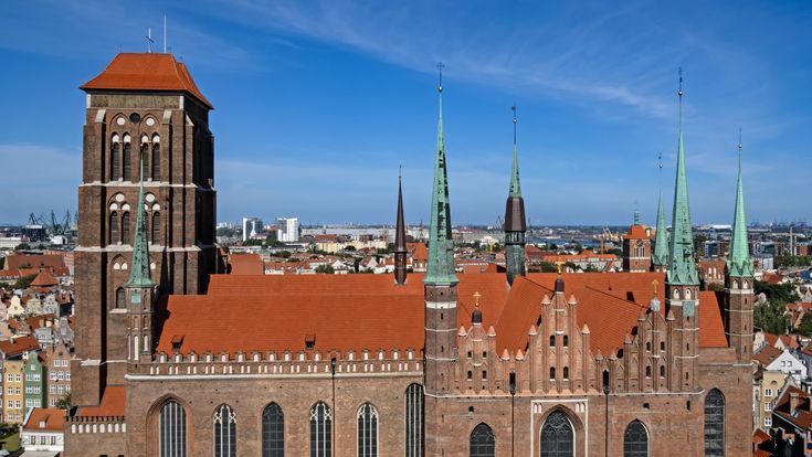 Luftaufnahme der imposanten Marienkirche in Danzig, Polen