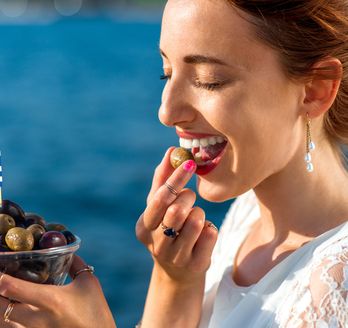 Eine Frau genießt Oliven