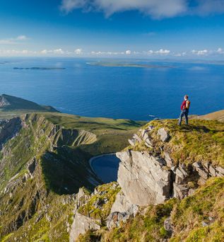 Wanderer schaut auf Saddle Head vom Croaghaun aus, Achill Island