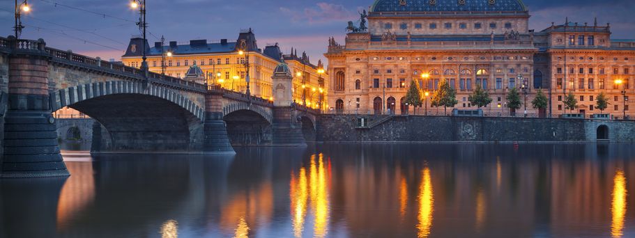 Das Nationaltheater in Prag, Tschechien, mit dem Fluss und einer Brücke.