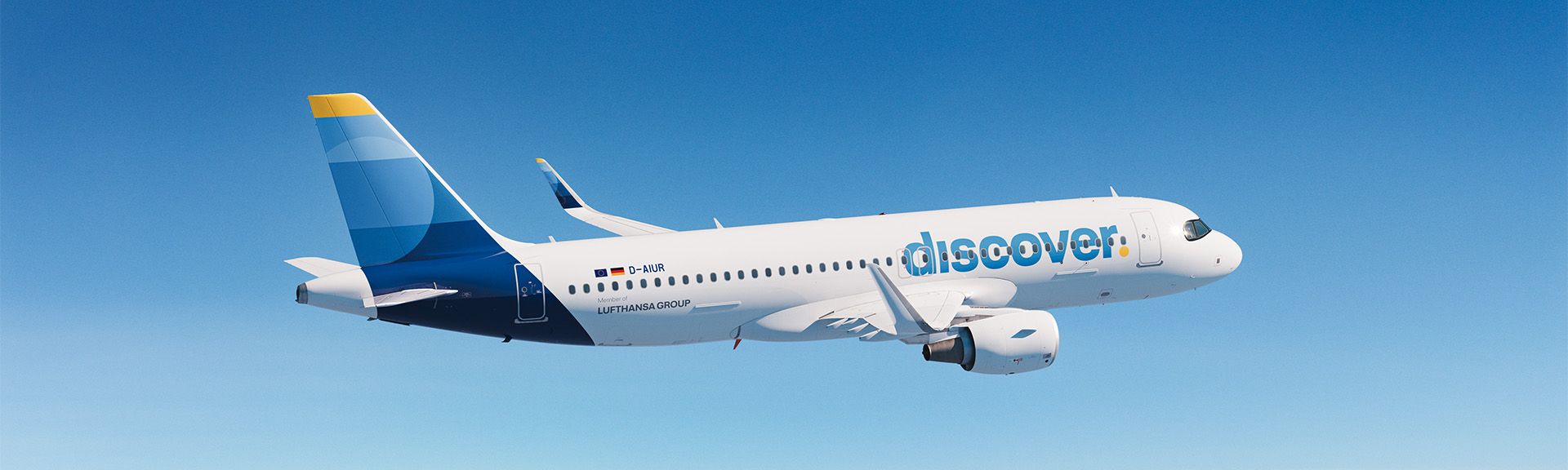 Discover Airlines Flugzeug befindet sich über den Wolken