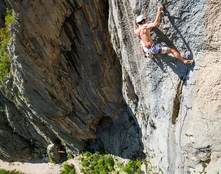 Kroatien Nationalparks Paklenica Urlaub Kletterer an Steilwand