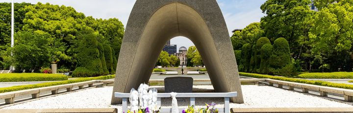 Blick auf das Denkmal in Hiroshima, vor welchem frische Blumen niedergelegt wurden.